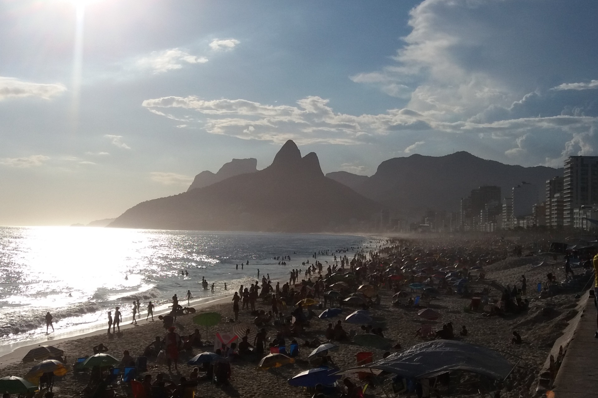 Aulas de Surf Junte-se a tribo do esporte que ama o mar, promove saúde e bem estar