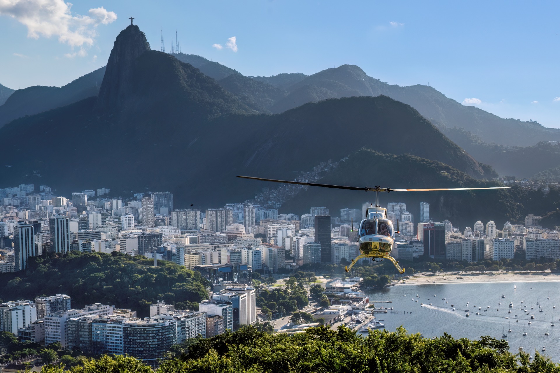 Voo de Helicóptero Uma experiência de luxo e exclusividade para ver a Cidade Maravilhosa de uma perspectiva absolutamente inesquecível!