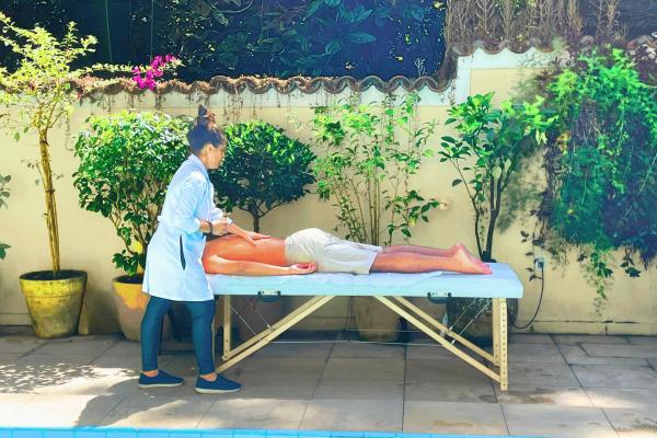 Massagem na Casa São Conrado