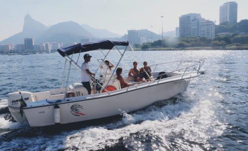 Passeio de lancha na baía maravilhosa