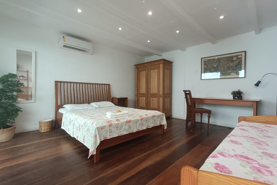 Triple Room Shared Bathroom + Air Condition
